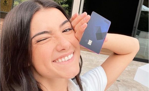 <span style="color:#f00;">O pustoaica de 16 ani e "REGINA" TikTok-ului!</span> A facut 4 milioane de dolari in 18 luni