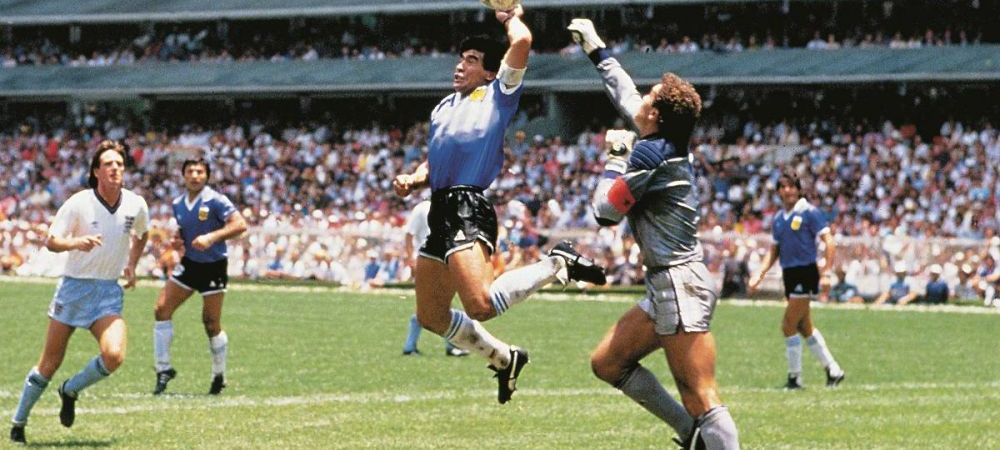 <span style="color:#f00;">"Mana lui Dumnezeu", momentul care a SOCAT o lume intreaga! </span>PLANETA s-a oprit pentru numarul de MAGIE facut de Maradona in fata Angliei