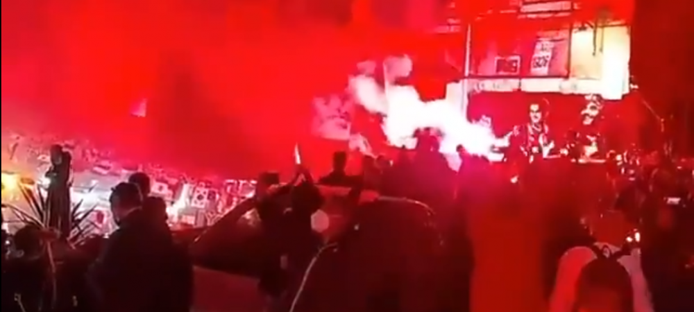 <span style="color:#f00;">Scene INCREDIBILE pe strazile din Napoli dupa moartea lui Maradona! </span>Zeci de mii de oameni pe strazi. Stadionul San Paolo ar putea lua numele lui Diego!
