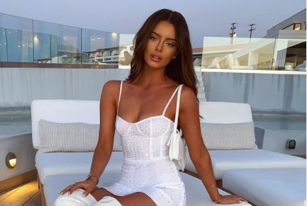 <span style="color:#f00;">ISPITA sexy care si-a avertizat noul iubit ca e "FLAMANDA"!</span> A stat SINGURA in carantina, iar acum s-a dezlantuit