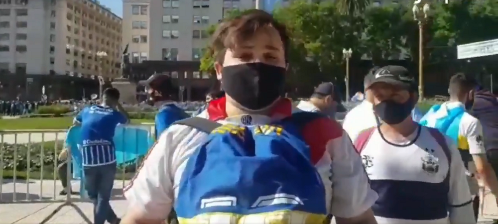 "Maradona nu are culoare, e zeul Argentinei!" <span style="color:#f00;">Raspunsul EMOTIONANT al unui fan River care a fost vazut imbratisand un tricou al celor de la Boca la pelerinajul lui D10S</span>