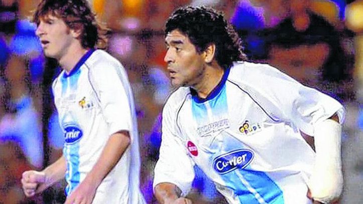 <span style="color:#f00;">Ziua in care Maradona si Messi au jucat in aceeasi echipa!</span> Imaginile mai putin cunoscute cu cei doi