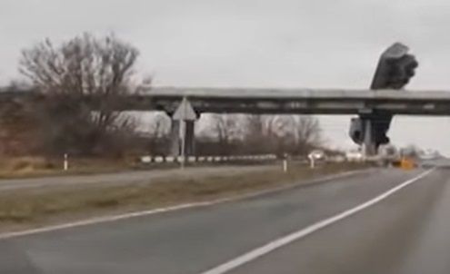 <span style="color:#f00;">VIDEO A crezut ca nu vede bine! </span>Pozitia IREALA in care se afla un camion pe autostrada. <span style="color:#f00;">Cauza accidentului</span>