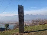 Ce scrie presa internationala despre monolitul metalic misterios apărut langa o cetate dacica din Romania: bdquo;Cine (sau ce) l-a pus acolo?