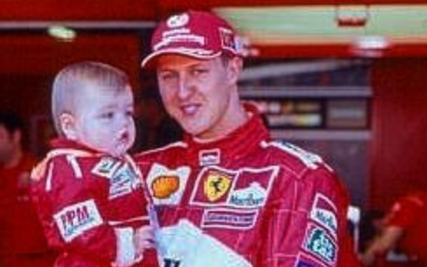 Ii calca pe urmele tatalui sau! <span style="color:#f00;">Mick Schumacher va pilota in Formula 1 incepand de anul urmator! <span style="color:#000;">Acesta ii va lua locul chiar lui Romain Grosjean</span></span>