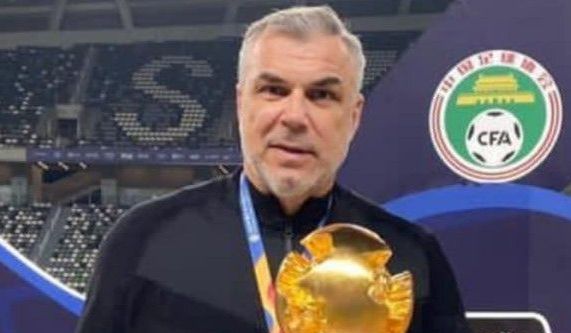 Olaroiu e pe val in China! <span style="color:#f00;">Antrenorul roman a calificat-o pe Jiangsu in semifinalele Cupei si e aproape de event! </span>