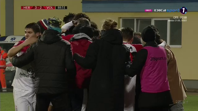 <span style="color:#f00;">Hermannstadt 3-2 FC Voluntari |</span><span style="color:#000;"> Prima victorie dupa 7 meciuri pentru Sibiu! NEBUNIE in final: toti jucatorii au SARIT pe Albes dupa golul din minutul 89 </span>