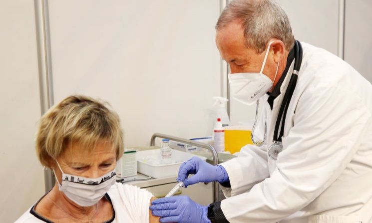<span style="color:#f00;">EXPERTII au decis!</span> Care e varsta MINIMA de la care se poate face VACCINUL anti-Covid. <span style="color:#f00;">Ce se intampla cu femeile insarcinate </span>