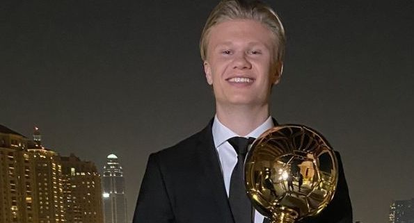 <span style="color:#f00;">El este "Baiatul de Aur" al Europei!</span> Haaland si-a prezentat in Qatar trofeul pe care l-a castigat in fata rivalilor Davies si Ansu Fati!