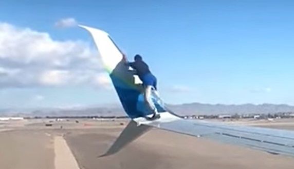 <span style="color:#f00;">VIDEO NEBUNIE curata!</span> Un barbat s-a urcat pe ARIPA unui avion care se pregatea de DECOLARE. <span style="color:#f00;">A urmat ATERIZAREA fortata</span>
