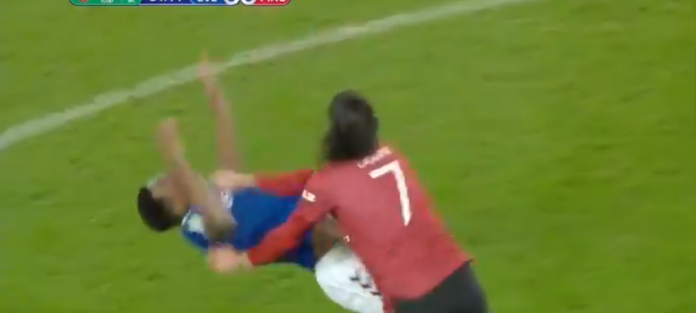 VIDEO | Scene desprinse din WRESTLING in Anglia!<span style="color:#f00;"> Cavani nu a mai suportat si i-a bagat mana in gat unui adversar</span>