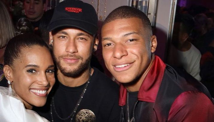 <span style="color:#f00;">Neymar, petrecere cu 500 de persoane in Brazilia!</span> Invitatii nu aveau voie sa foloseasca telefoanele mobile! Toate detaliile aici despre scandalul finalului de an