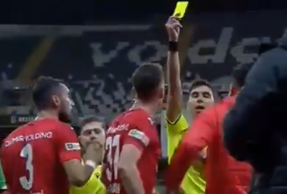 Scene NEBUNE in Turcia! <span style="color:#f00;">Un fotbalist de la Sivasspor i-a aratat pe telefon unui arbitru ca a gresit la o faza! </span>Ce a urmat este de NEIMAGINAT!