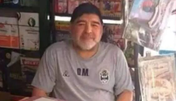 <span style="color:#f00;">E SOSIA lui Maradona sau adevaratul Diego?</span> Pozele care fac inconjurul lumii si care au impartit internetul in doua