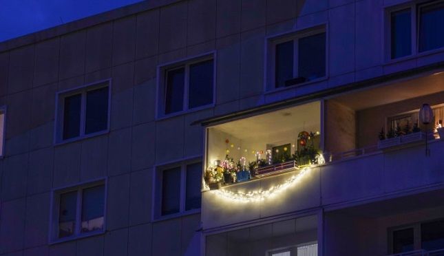 <span style="color:#f00;">VIDEO Cea mai mare NEBUNIE din noaptea de Revelion.</span> Trei barbati s-au chinuit sa-l arunce de la balcon. <span style="color:#f00;">S-a facut PRAF!</span>