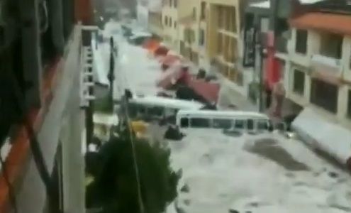 <span style="color:#f00;">VIDEO Asa arata POTOPUL! </span>Sunt imaginile momentului in lume. <span style="color:#f00;">Masinile si autobuzele au fost MATURATE de FURIA apei</span>