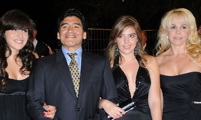 <span style="color:#f00;">Femeile din jurul lui Maradona s-au luat la HARTA. </span>Scandal MONSTRU intre fiica si iubita. <span style="color:#f00;">De unde a pornit SCANTEIA</span>