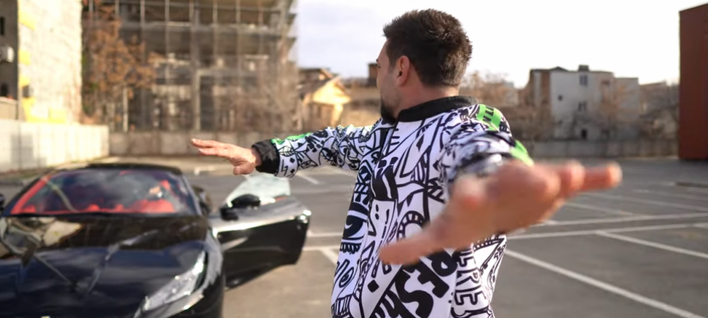 Fotbalistul din Liga 1 cu 79 de minute jucate TOT sezonul conduce un Ferrari de 200 000 de euro! <span style="color:#f00;">Gest INCREDIBIL al pustiului: s-a oferit sa i-o dea lui Dorian Popa: "Stiu ca e masina ta preferata!"</span>