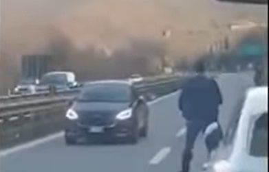 <span style="color:#f00;">VIDEO Mergea pe CONTRASENS pe autostrada si apoi a dat cu SPATELE!</span> Cum a fost imobilizat NEBUNUL. <span style="color:#f00;">S-au tras si FOCURI de arma</span>