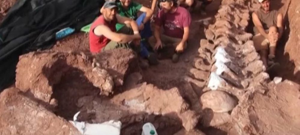 <span style="color:#f00;">VIDEO Au descoperit GIGANTUL!</span> Cel mai mare DINOZAUR din istorie se ascunde sub o stanca. <span style="color:#f00;">Sapaturile sunt INTERMINABILE</span> <span style="color:#f00;"> </span>