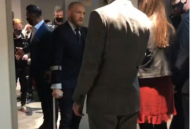 <span style="color:#f00;">Socat si in carje la conferinta de presa! "Piciorul meu e mort! N-am mai trecut prin asa ceva!"</span> Urmeaza al treilea duel McGregor - Poirier: <span style="color:#f00;">"Nu e de gluma"</span>