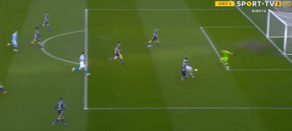 <span style="color:#f00;">Napoli a deschis scorul cu Verona dupa doar 9 secunde!</span> Lozano a inscris dupa o greseala uriasa a apararii celor de la Hellas. Este cel mai rapid gol din istoria Serie A
