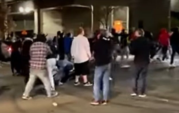 <span style="color:#f00;">Video Politistii n-au mai tinut cont de nimic.</span> Au pornit masina si au trecut cu rotile peste oameni. <span style="color:#f00;">Scene socante</span>