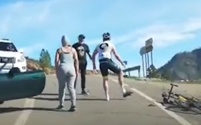 <span style="color:#f00;">"Nu stii cine sunt eu!" </span>Cazul scandalos al soferului care s-a dat jos din masina decapotabila si a rupt in bataie un biciclist