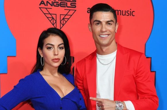 <span style="color:#f00;">Au intrat in piscina si n-au mai tinut cont de nimic. </span>Imagini fierbinti cu Cristiano Ronaldo si iubita fotomodel. <span style="color:#f00;">Politia e pe urmele lor</span>