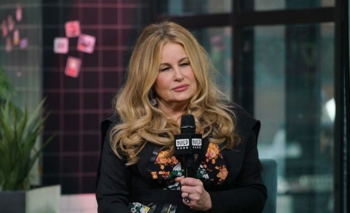 <span style="color:#f00;">O blonda celebra s-a indragostit de doi barbati si nu stia cum sa-i impace.</span> Ce idee nastrusnica i-a trecut prin minte