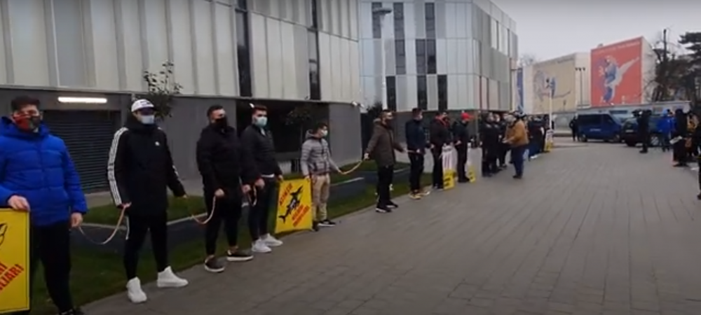 <span style="color:#f00;">"Stroe si Novak au defrisat stejarii!" Suporterii au protestat in fata stadionului Arcul de Triumf! </span>Ce acuza fanii si care a fost reactia Ministerului Tineretului si Sportului