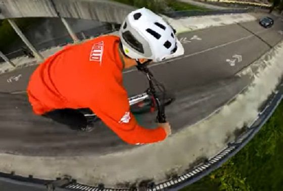 <span style="color:#f00;">Cursa halucinanta pe doua roti!</span> Mori de frica doar daca privesti imaginile. <span style="color:#f00;">Unde a putut sa se urce biciclistul</span>