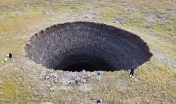 <span style="color:#f00;">S-a rezolvat misterul craterelor uriase aparute din senin in Siberia.</span> O forta supraomeneasca e de vina