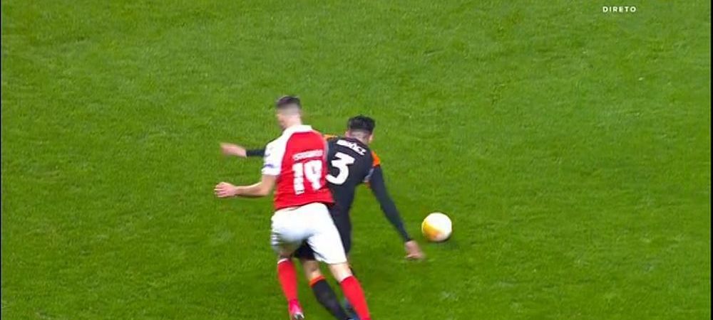 <span style="color:#f00;">SCANDAL URIAS pentru Istvan Kovacs in Europa League! E faza care face inconjurul Europei: un jucator a fost trantit </span>in careu! Ce a putut sa decida arbitrul roman