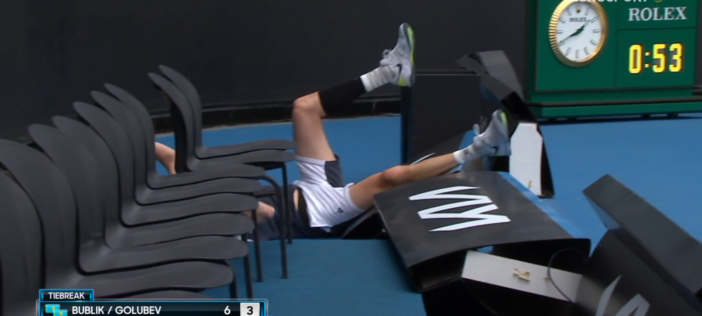<span style="color:#f00;">A daramat tot ce i-a stat in cale! :) </span>Scena memorabila la Australian Open intr-un meci de dublu masculin: ce a putut sa faca un jucator incercand sa returneze o minge
