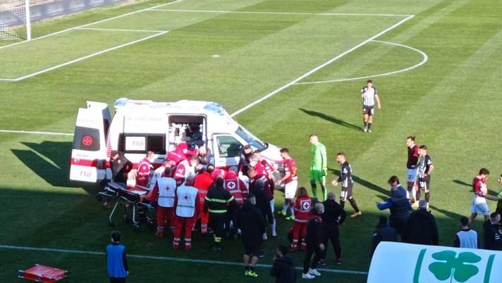 <span style="color:#f00;">Momente de GROAZA in Italia! Un fotbalist s-a PRABUSIT pe teren in timpul meciului!</span> Ambulanta a intervenit de urgenta