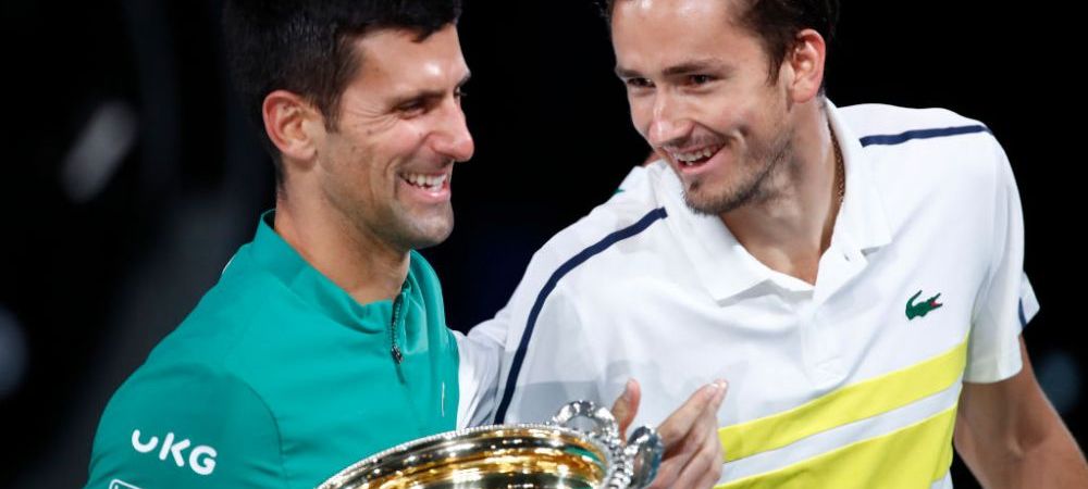 <span style="color:#000;"><span style="color:#f00;">"Nu m-ai mai sunat in ultimii ani!" :) |</span> Schimb de replici geniale intre Novak Djokovic si Daniil Medvedev la ceremonia de premiere de la Australian Open </span>