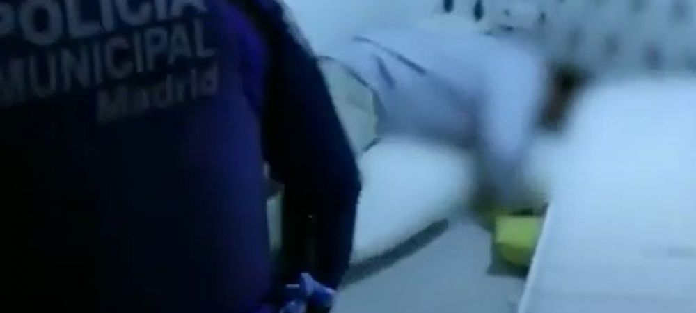 <span style="color:#f00;">"Domnisoara, iesi de-acolo!"</span> Imagini comice cu tinerii care au petrecut ilegal si s-au ascuns la venirea politiei