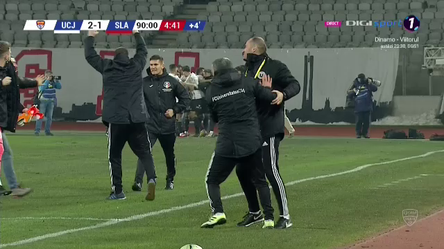 NEBUNIE in finalul meciului! U Cluj a dat gol la ultima faza si e pe loc de playoff! Enache a inceput sa planga! <span style="color:#f00;">EXPLOZIE de bucurie: toata lumea de pe banca a intrat in teren</span>