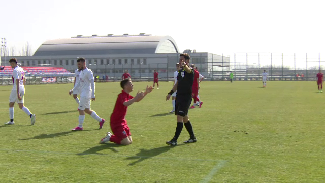 EXCLUSIV | <span style="color:#f00;">"Du-te, ma, si uita-te pe filmare!" :)) </span>Moment incredibil in meciul jucat ieri de Steaua! Ce a facut atacantul ca sa-l convinga pe arbitru sa dea penalty