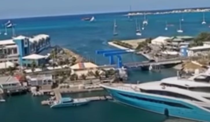 <span style="color:#f00;">Dezastru in port!</span> Un iaht de mari dimensiuni a gresit parcarea si nu o singura data.<span style="color:#f00;"> Imagini memorabile</span>
