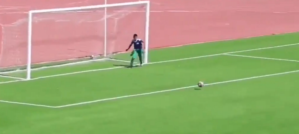 <span style="color:#f00;">Asta este CEA MAI TARE FAZA din fotbal! Cum si-a salvat un copil de mingi echipa preferata de la gol!</span> Decizia arbitrului i-a infuriat pe oaspeti
