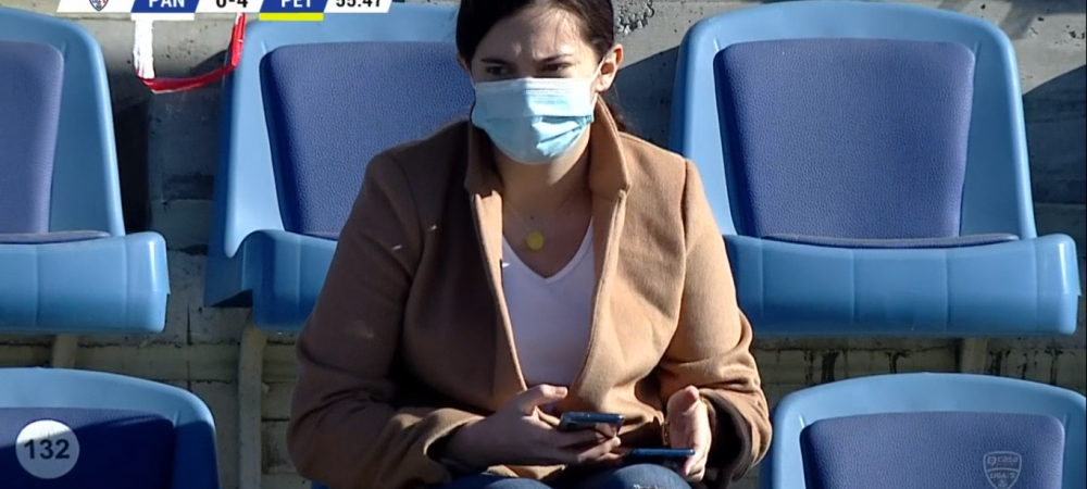 Mai ceva decat MM Stoica! Faza incredibila petrecuta in timpul meciului Pandurii - Petrolul! <span style="color:#f00;">A scos doua telefoane si a inceput sa tasteze pe amandoua in acelasi timp</span>