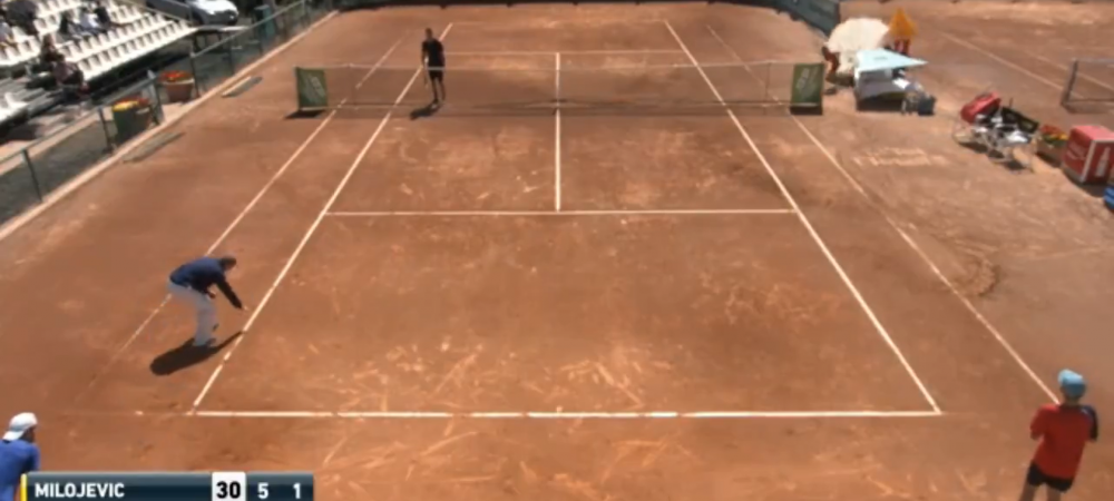 <span style="color:#f00;">VIDEO: La un pas de tragedie pe terenul de tenis | </span>Scaunul arbitrului a fost luat pe sus de vant: un copil de mingi a evitat la limita prabusirea acestuia