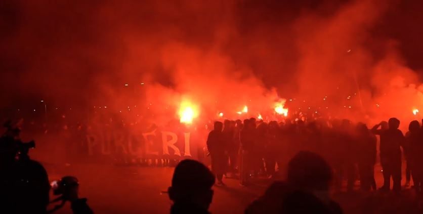 <span style="color:#f00;">NEBUNIE pe strazile din Zagreb dupa calificarea in sferturile Europa League! </span>Mii de suporteri au luat cu asalt stadionul