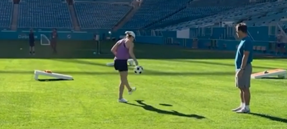 <span style="color:#f00;">Fantastic! 'Ronaldinho' Halep a tinut mingea de 80 de ori in 50 de secunde! </span>Fotbalistii din Liga 1 ar trebui sa fie invidiosi pe ea