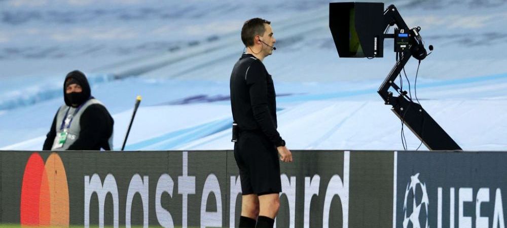 <span style="color:#f00;">Hategan, ironizat chiar si de englezi dupa greselile uriase facute impotriva Borussiei:</span> "Ridicol! S-a uitat de 10 ori la reluare!"