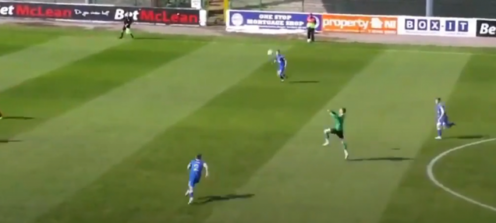 Incredibil! A dat gol cu capul de la 40 de metri! Reactia comentatorilor e fabuloasa: "Nu a dat gol de acolo, nu?!"