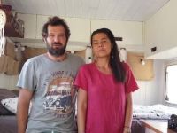 Cat cheltuie pe luna un cuplu de romani care traieste intr-o rulota amenajata dintr-un fost magazin mobil. Acum calatoresc prin toata lumea