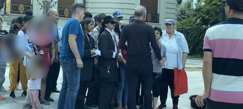 <span style="color:#f00;">Imagini geniale de la Palatul lui Gigi Becali! Un barbat s-a imbracat in Michael Jackson</span> si a stat la coada pentru a primi bani de la patronul FCSB